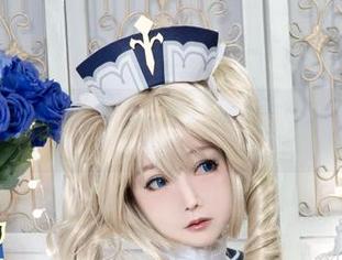 随心所欲的Kitkat Cosplay女王：原图中透露的小mischievous