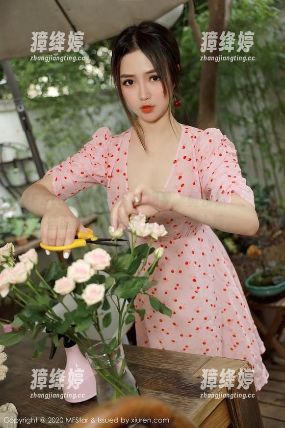 MFStar模范学院 - 观看“黄乐然”：这些眼镜，也许我应该一起上镜。