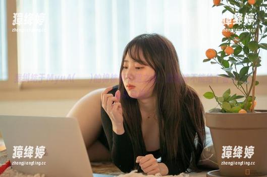 我纠结于MyuA(뮤아)的棉袜和美腿之间，原图能不能给个答案啊？难以自拔！