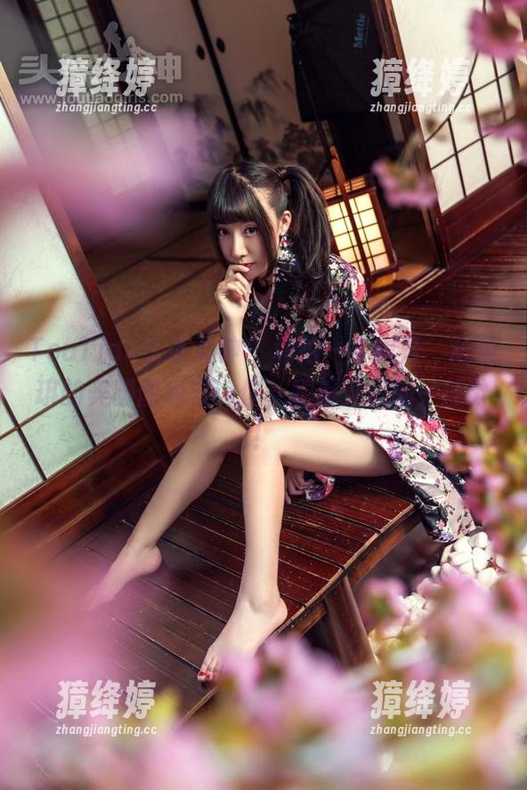 TouTiao头条女神 - 私拍一字排开，萌琪琪的美脚图包告诉你，腿是穿搭的一部分！