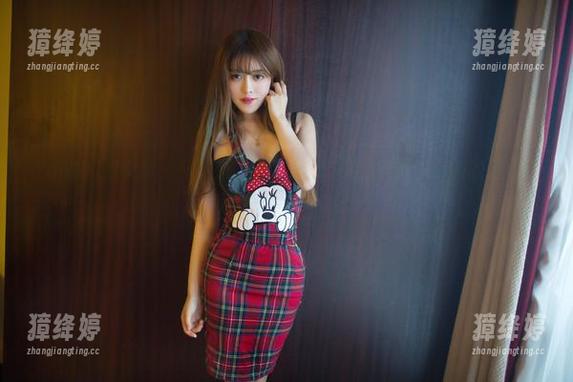 TuiGirl推女郎 - 何奕恋的日常套图：高清画质下，她的逗趣行为让人忍俊不禁！