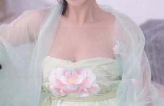 Xiuren秀人网 – 看！Sibyl的私房旗袍，美到让人想问“这衣服是哪个品牌？”