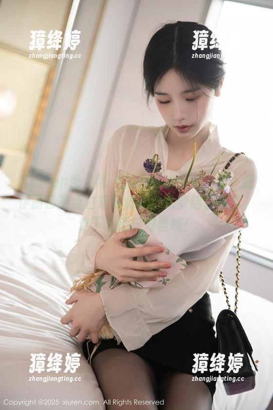 Xiuren秀人网 - 关于吃的少女全集：看伊丽莎有点白把零食和少女梦结合得当，这下载感觉好怪哦！