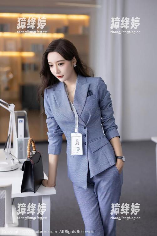 Xiuren秀人网 - 草莓zz豹纹作品集：我在沙发上沉思的日子
