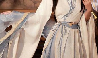 Xiuren秀人网 – 蕾蕾醒了没的私拍原图：礼服穿成“舞会脱逃”的你敢信？