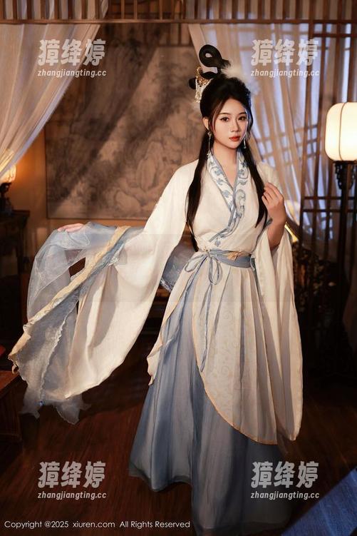 Xiuren秀人网 - 蕾蕾醒了没的私拍原图：礼服穿成“舞会脱逃”的你敢信？