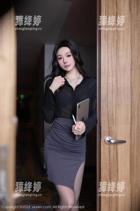 Xiuren秀人网 - 哇，图包里的陆萱萱cecillia黑丝，腿线条拿捏得很到位，稳了稳了。