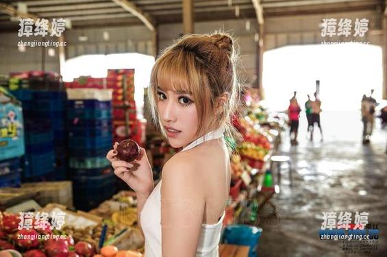 aiss - 写真诱惑：看索菲如何让长腿妹纸成为焦点。