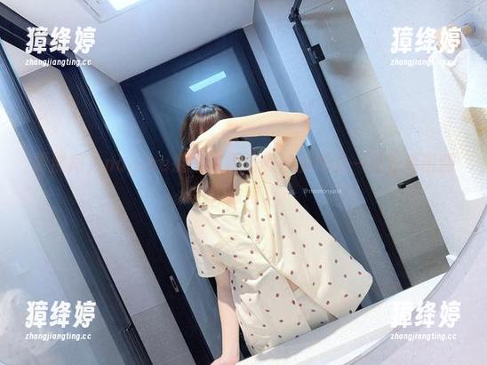 霍然间，nagisa魔物喵露出微妙的气息—这套透明服真独特。