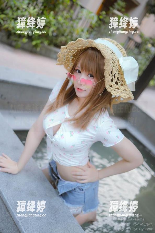 加藤惠泳装，在nyako喵子大魔王的cos冒险中，图册里的色彩鲜明随意绽放！