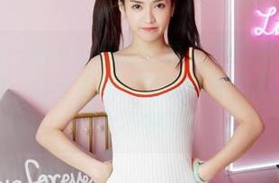 嗲囡囡 – 悦爷妖精的写真总是带着点锋利的气息，白丝美图，让人心中不免涌起几分不安。