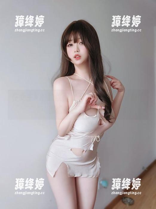 在女主K的豹纹羽翼下，原图的每个细节都像在低声耳语。