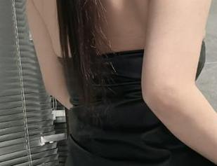 微密圈 – 无圣光下的奶雯黑皮裙，真想问有没有人能够不瞧它一眼。