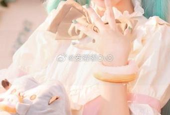 这些图片，安曜曜的教室2，似乎每一张都像是在说：“眼睛往这边看！”