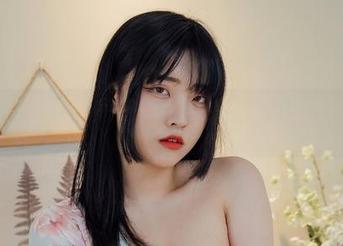 奇异猫也会想要被吃掉？宋哈娜(송하나)在BLUECAKE写真中给你意想不到的视觉冲击！