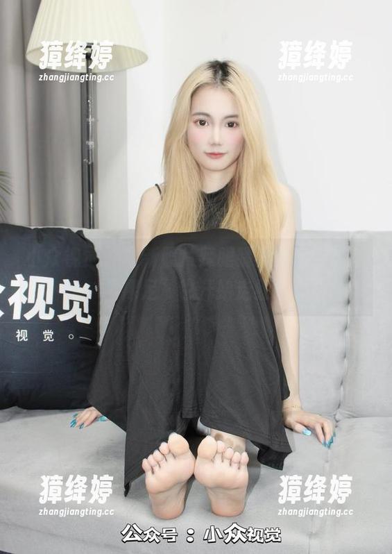 小众视觉 - 最新照片辣眼睛不怕，灵灵的“裸足”也开始走红！