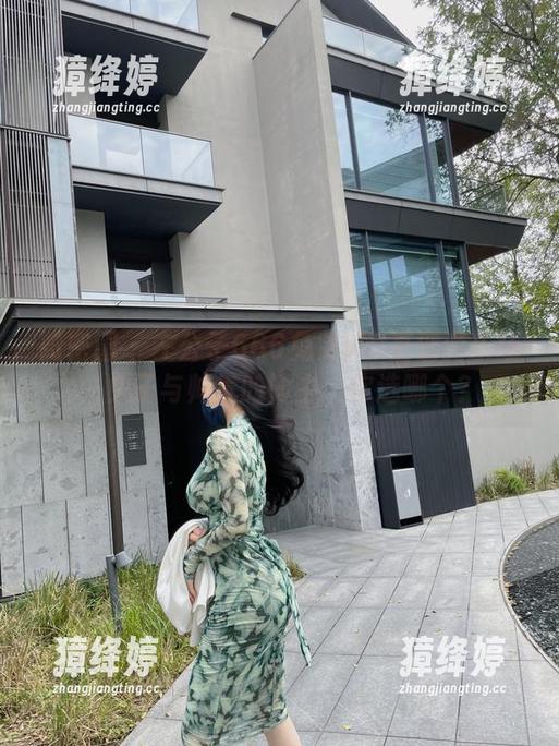 微密圈 - 左公子666兔女郎0基础游乐场：兔子与帅气的博主，你选哪个？