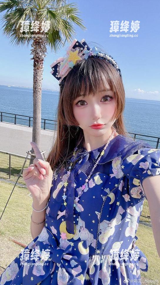 彩芸_Nebula的裸足不露怯，cos也偷了个懒，咋的！