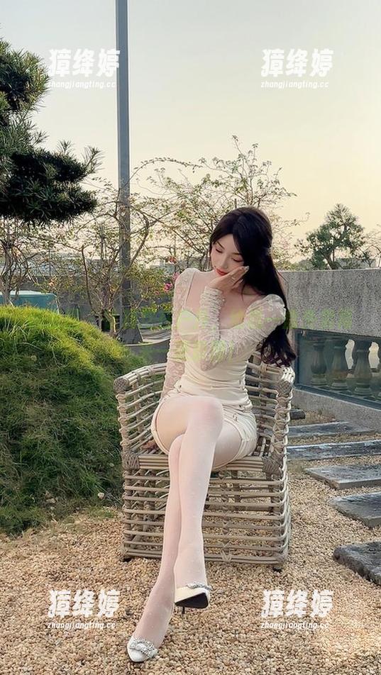 微密圈 - 徐莉芝在户外，给我一盒外卖再来一张原图！