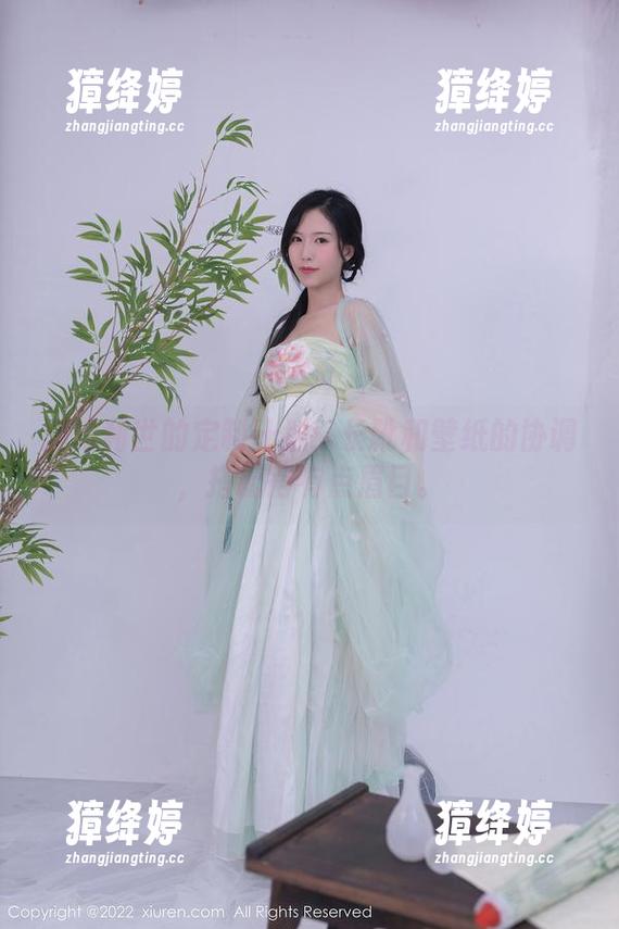 抖娘利世的定制计划：长靴和壁纸的协调，搭配得有点眉目。