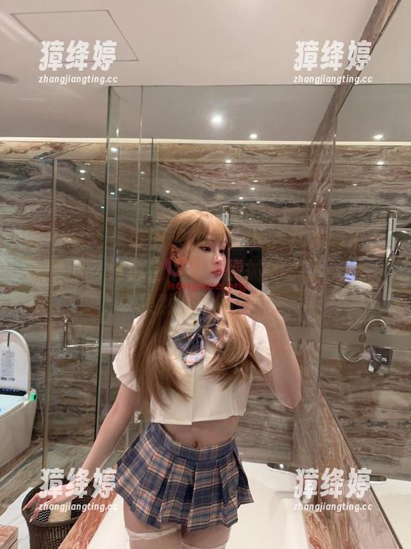 微密圈 - 无欲无求的推土君的女仆照片最新更新，神色之中有种微微的挑逗，呵，果然是个高手！
