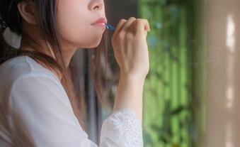 吊带如梦，无颜小天使wy在线写真让我小心脏漏跳。