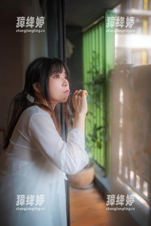 吊带如梦，无颜小天使wy在线写真让我小心脏漏跳。