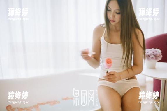 果团网-黄歆苑 果团网 - 在泳池绽放,黄歆苑的照片可不仅仅是“水润美容”——看原图,慢慢来品!