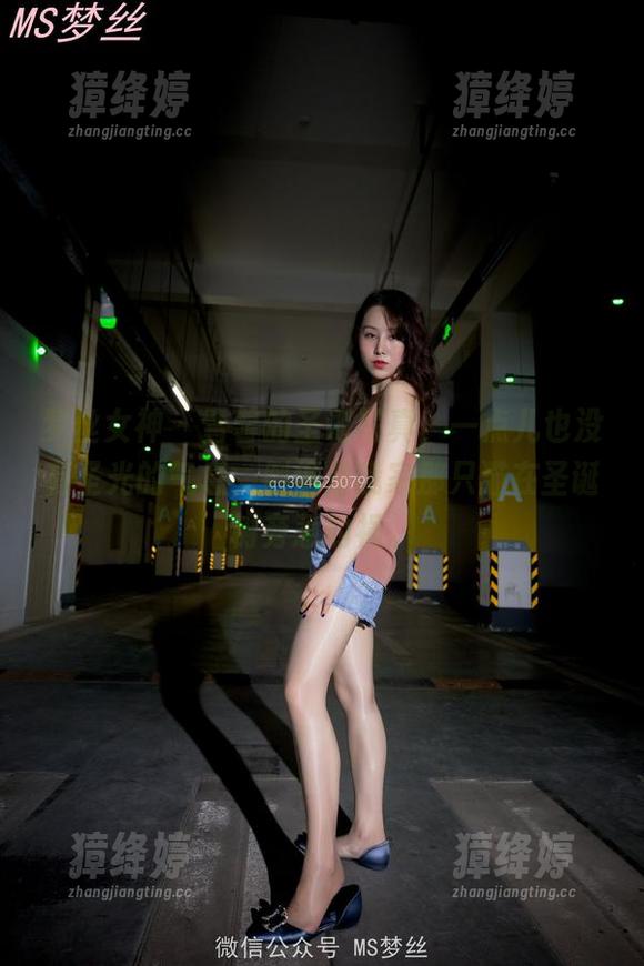 梦丝女神 - 雪馨的圣诞写真，一点儿也没有圣光的气息，倒像是我家那只猫在圣诞树旁惹的祸。