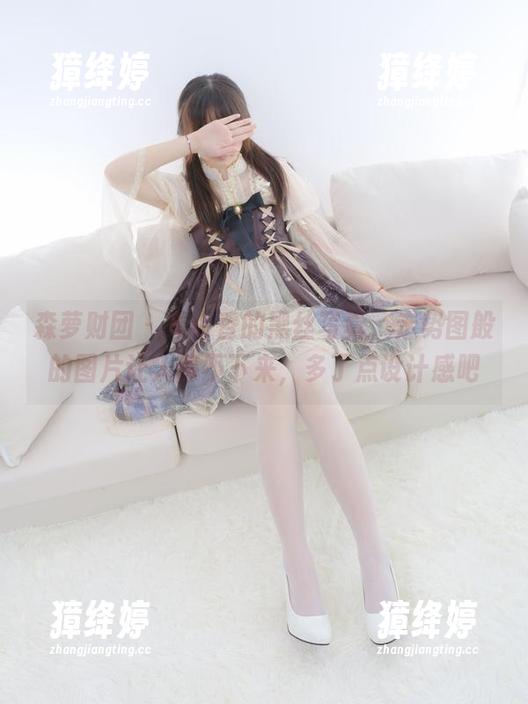 森萝财团 - 看小香的黑丝写真，走势图般的图片让人停不下来，多了点设计感吧