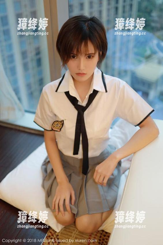 模范学院 - 这不是普通图库，这是一场艾莉Evelyn和她女友的邂逅，下载预备！