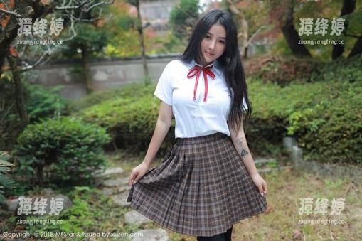 模范学院 - 一张高清原图，看着黄乐然的牛仔裤，明明只是条简单牛仔，但我在想这些都是怎么穿搭的。