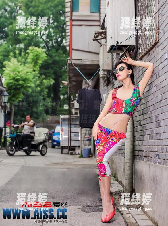 爱丝 - 长腿妹纸登场：索菲的写真套图，让我不敢相信这是现实！