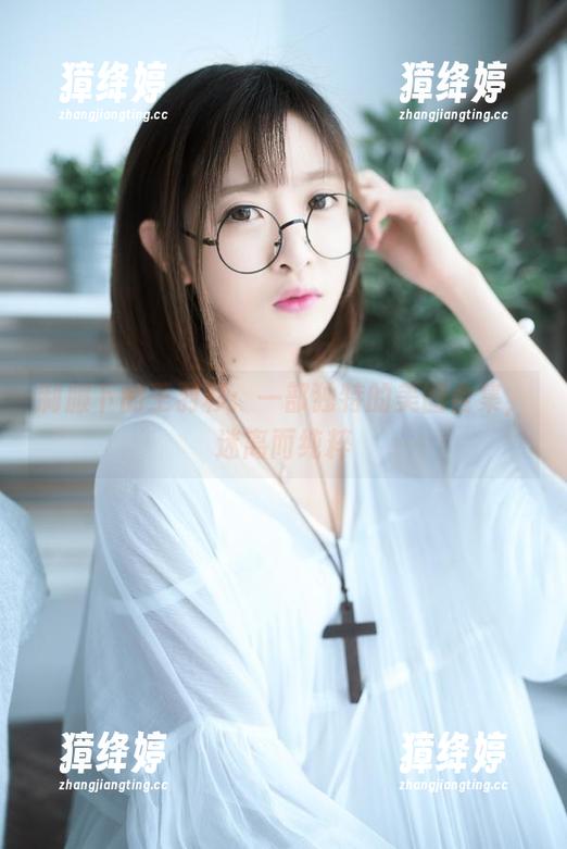 制服下的王羽杉：一部独特的美图合集，迷离而纯粹