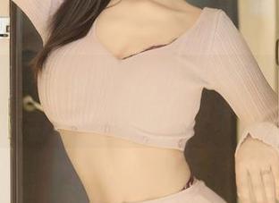 秀人网 – 奶油妹妹的女王写真，画风咋这么魔性呢？原图也太夸张了吧！