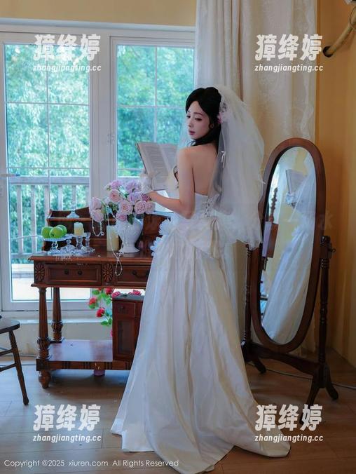 秀人网 - 娜露的泳池写真集，分享一场水面的戏水游戏。