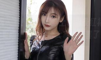 秀人网 – 看！璀灿又穿上了那条红裙，图片更新，是时候给大家点惊喜了。