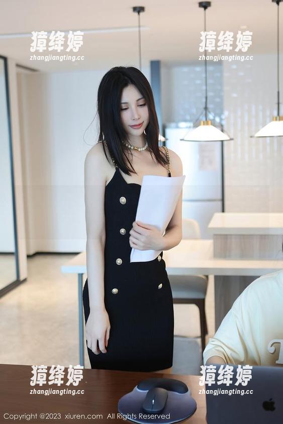 秀人网 - 蓝夏Akasha的泳衣套图，毫不留情地上演肉体的角力。