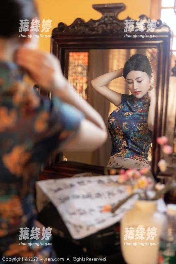 秀人网 - 看金妍兮Saki的吊带，她在图片里耍得可开心了！