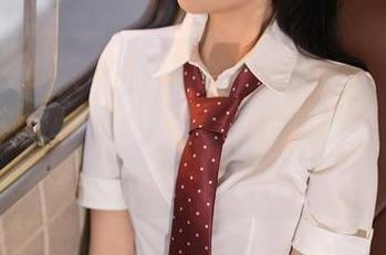 秀人网 – 别说，我真觉得金幼汐Vivian的新套装合集能让我整天不换衣服，但估计洗澡仍然得去。