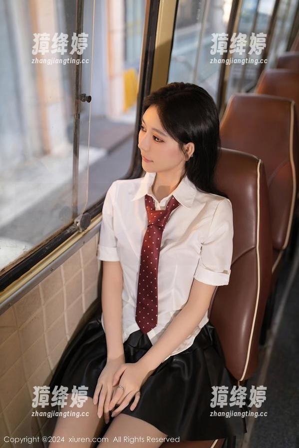 秀人网 - 别说，我真觉得金幼汐Vivian的新套装合集能让我整天不换衣服，但估计洗澡仍然得去。