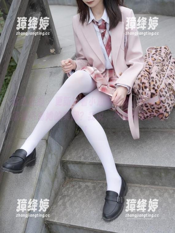 紧急企划 - 更新！看小恩的写真，难道大家都只看她的美腿？我说，头别转太快啊！