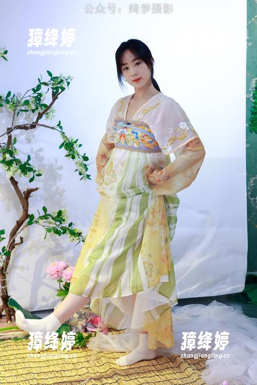 绮梦摄影-子涵 绮梦摄影 - 看子涵红裙的样子,真恨不得去找个相同的来一发,看看那些高清美图能不能变得一样。