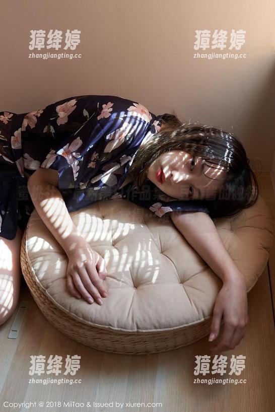 蜜桃社 - 最新黑白作品集，豆瓣酱的独特视角真让人觉得…难以言喻。