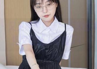 袜啵啵 – 又见熊熊更新，这次的水手服美图又要让人瞪眼了！