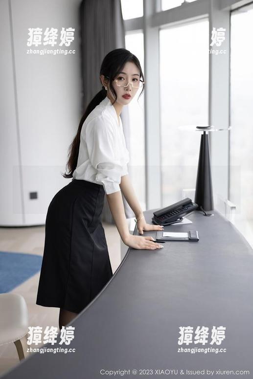 语画界 - 分享芝芝booty的职业装套图，完全不怕被叫去开会的样子。