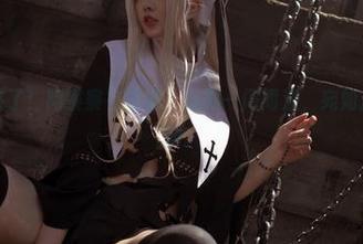 私房合集来了！阿寨寨在泳池，身影一闪而过，宛如湖面上的涟漪。