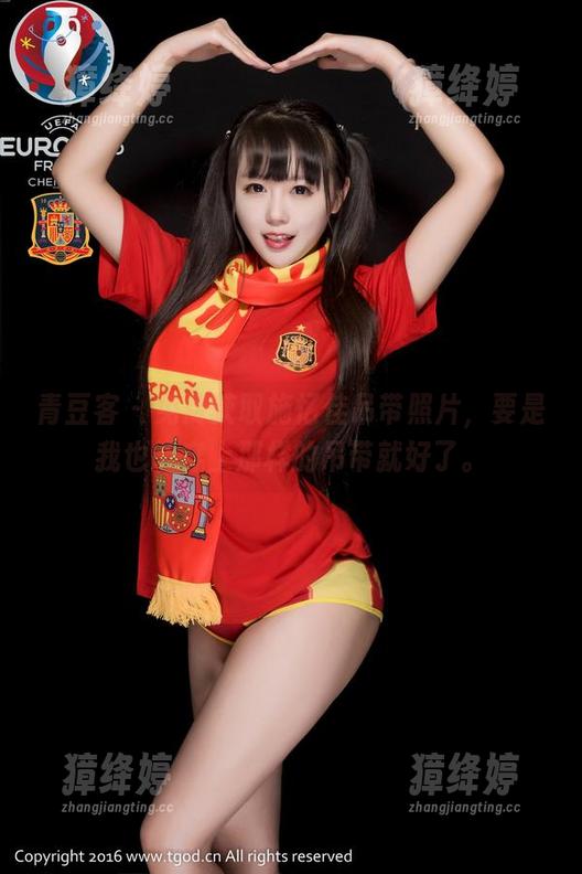 青豆客 - 免费获取施忆佳吊带照片，要是我也能穿上那样的吊带就好了。