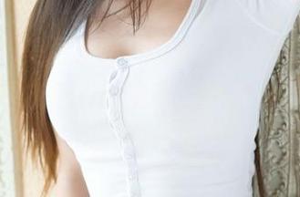 魅妍社 – 美图来袭，易阳Silvia巧妙地把纯白演绎成色彩的主宰，照片一看就让人想买白衬衫。
