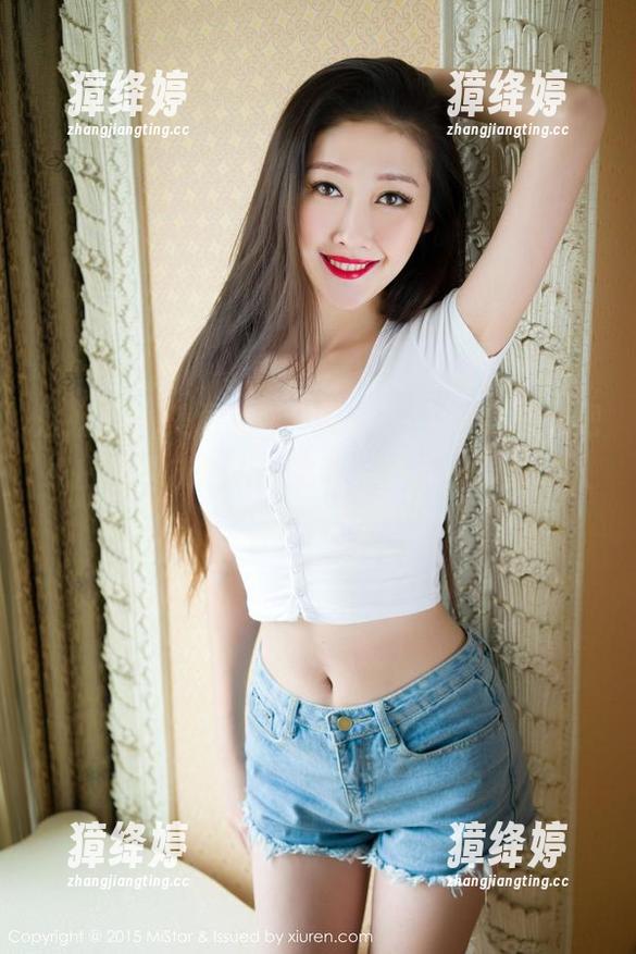 魅妍社 - 美图来袭，易阳Silvia巧妙地把纯白演绎成色彩的主宰，照片一看就让人想买白衬衫。